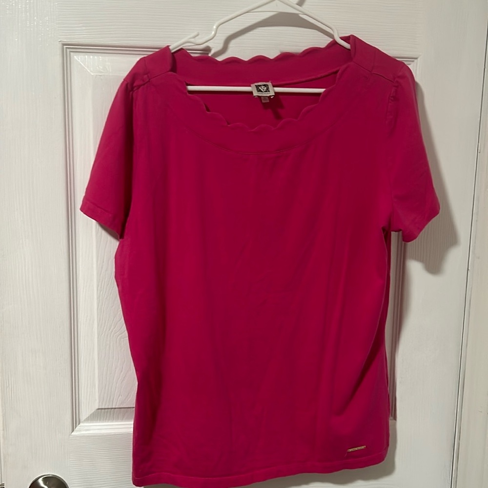 Scalloped neck Tshirt gently used